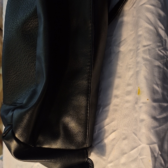 Elegant Black Shoulder Bag with lots of pockets - Picture 14 of 16